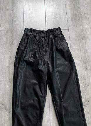 Крутезные брюки брюки черного цвета на высокой посадке качественная эко кожа new look размер s2 фото