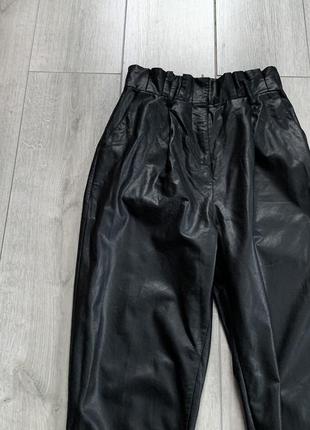 Крутезные брюки брюки черного цвета на высокой посадке качественная эко кожа new look размер s3 фото