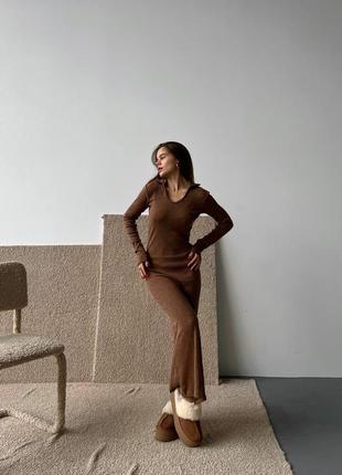 Жіночна довга сукня максі по фігурі в рубчик з розрізом на нозі