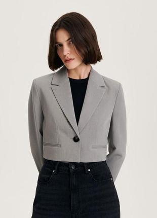 Женский укороченный пиджак блейзер серого цвета