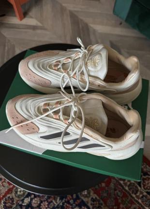 Кросівки adidas оригінал. в дуже хорошому стані, легкі та зручні. стираються у машинці. розмір 39