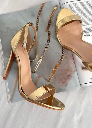 Золоті босоніжки prettylittlething на шпильці повний 41р(27см)