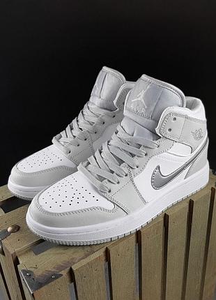 Жіночі кросівки nike air jordan 1 retro white grey silver джордан білого з сірим та сріблястим кольорів