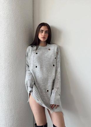Жіноча трендова сіра туніка рванка оверсайз, подовжений светр сірий з люверсами4 фото