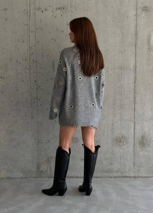 Женская трендовая серая туника рванка оверсайз, удлиненный свитер серый с люверсами2 фото