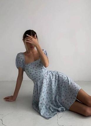 Легкое женственное платье мини-короткое свободного кроя с коротким рукавом и открытыми плечами софт принт цветок5 фото