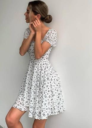 Легкое женственное платье мини-короткое свободного кроя с коротким рукавом и открытыми плечами софт принт цветок7 фото