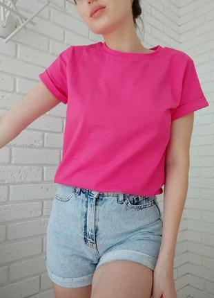 Женская базовая однотонная футболка с воротником малина1 фото