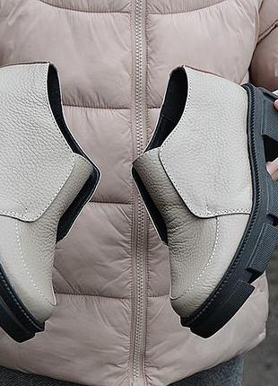 Кожаные туфли лоферы капучино на черной подошве