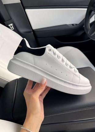 Чудові жіночі кросівки у стилі alexander mcqueen white black premium білі з чорним задником