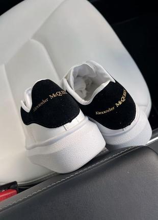 Прекрасные женские кроссовки в стиле alexander mcqueen white black premium белые с чёрным задником5 фото