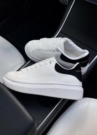 Прекрасные женские кроссовки в стиле alexander mcqueen white black premium белые с чёрным задником2 фото