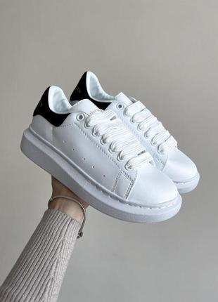 Прекрасные женские кроссовки в стиле alexander mcqueen white black premium белые с чёрным задником10 фото