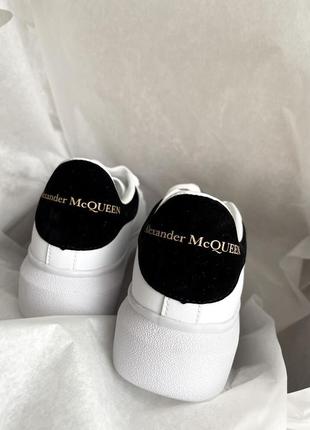 Прекрасные женские кроссовки в стиле alexander mcqueen white black premium белые с чёрным задником9 фото