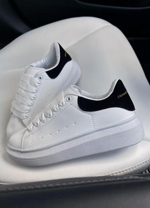 Прекрасные женские кроссовки в стиле alexander mcqueen white black premium белые с чёрным задником6 фото