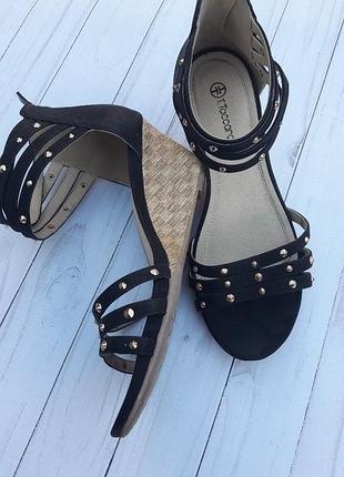 Босоножки на танкетке