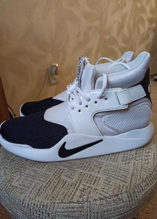 Nike incursion mid black white