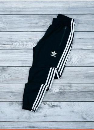 Штаны спортивные adidas.