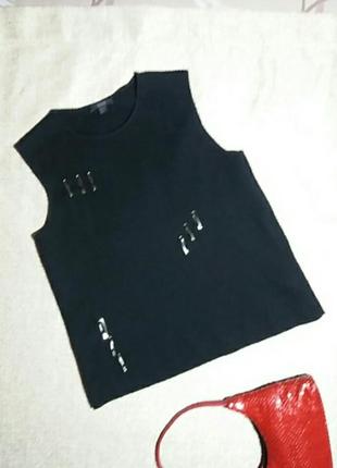 Жилетка чорного кольору декорований булавками.натуральна вовна.щильний трикотаж