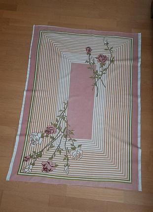 Скатерть с розами прямоугольная 0,83×1,20см.