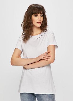 Футболка с минималистическим принтом