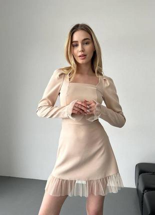 Маленька сукня з рукавами та фатином