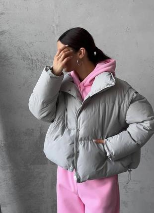 Куртка из плащевки на силиконе укороченная оверсайз курточка серая бежевая розовая зимняя теплая трендовая стильная3 фото