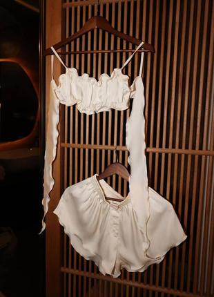Шелковая пижама кроп топ на тонких беретелях брюки мини свободный комплект белый для дома для сна стильная6 фото