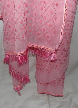 Розовое индийское сари с вышивкой4 фото