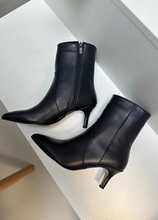 Ботильоны из натуральной итальянской кожи лака женские на каблуке булавки