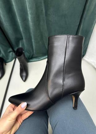 Ботильоны из натуральной итальянской кожи лака женские на каблуке булавки