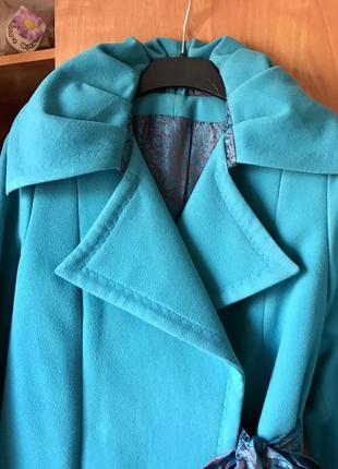 Демисезонное пальто с оригинальным воротником