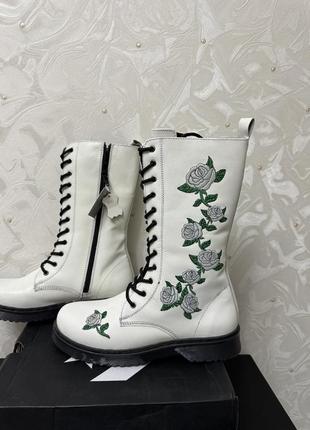 Белые шикарные крутые кожаные сапоги ботинки как martens классные чоботи