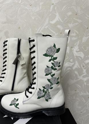 Белые шикарные крутые кожаные сапоги ботинки как martens классные чоботи7 фото