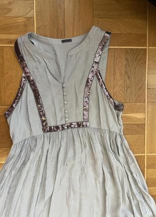 Платье макси серого цвета украшено пуговицами и пайетками.2 фото