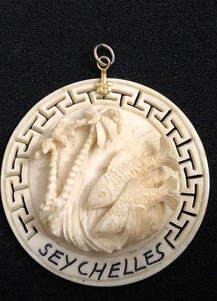 Медальйон з кістки