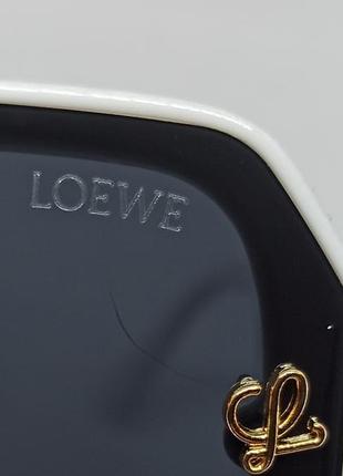 Очки в стиле loewe женские солнцезащитные линзы черные в белой оправе с золотым логотипом8 фото