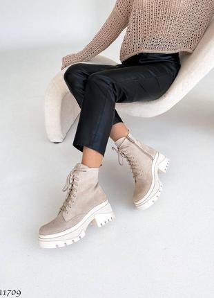 Замшевые деми ботинки женские