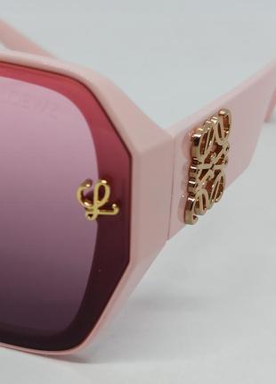 Очки в стиле loewe женские солнцезащитные розово бордовые градиент с золотым логотипом3 фото