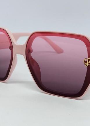 Окуляри брендові  жіночі сонцезахисні рожево бордові з градієнтом з золотим логотипом