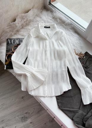 Ідеальна біла сорочка з трендовими розрізами на рукавах shein