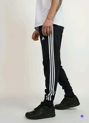 Брюки спортивные adidas.
