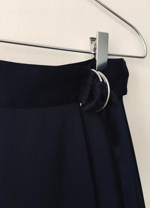 Атласная юбка на запах глубокого синего цвета h&m темно-синяя юбка миди с поясом6 фото