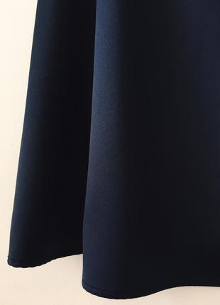 Атласная юбка на запах глубокого синего цвета h&m темно-синяя юбка миди с поясом7 фото
