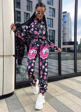 Тренд barbie продовжує набирати обороти 💥
стильний комбінезон з яскравим принтом❤️2 фото