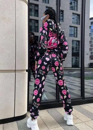 Тренд barbie продовжує набирати обороти 💥
стильний комбінезон з яскравим принтом❤️4 фото