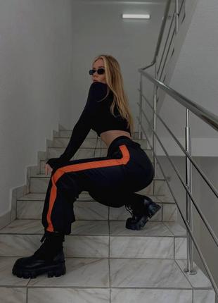 Женские черные ретро стильные трендовые брюки из плащевки с оранжевыми вставками 2024 года.4 фото