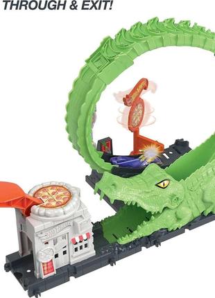 Трек хот вілс з крокодилом hot wheels toy car track set gator loop attack playset in pizza place3 фото