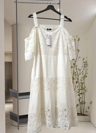 Белое свободное платье с элементами кружева hekka