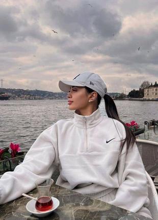 Жіноча біла стильна тепла зимова оверсайз кофта на флісі на подобі найк nike 2024